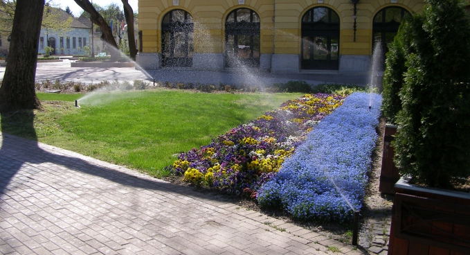 Hódmezővásárhely, Kossuth tér - Öntözőrendszer kiépítése 